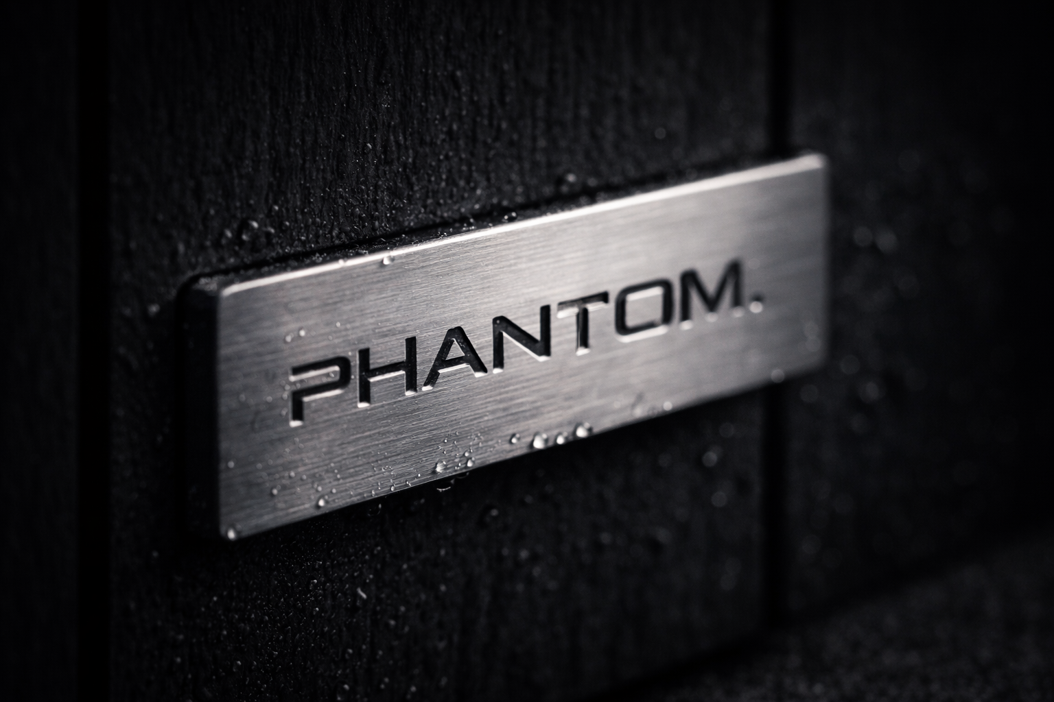 Gravírované logo Phantom Performance